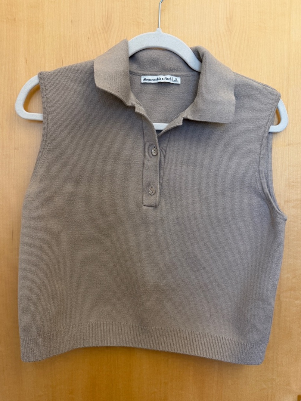 Abercrombie sleeveless crop polo in beige. Size small.